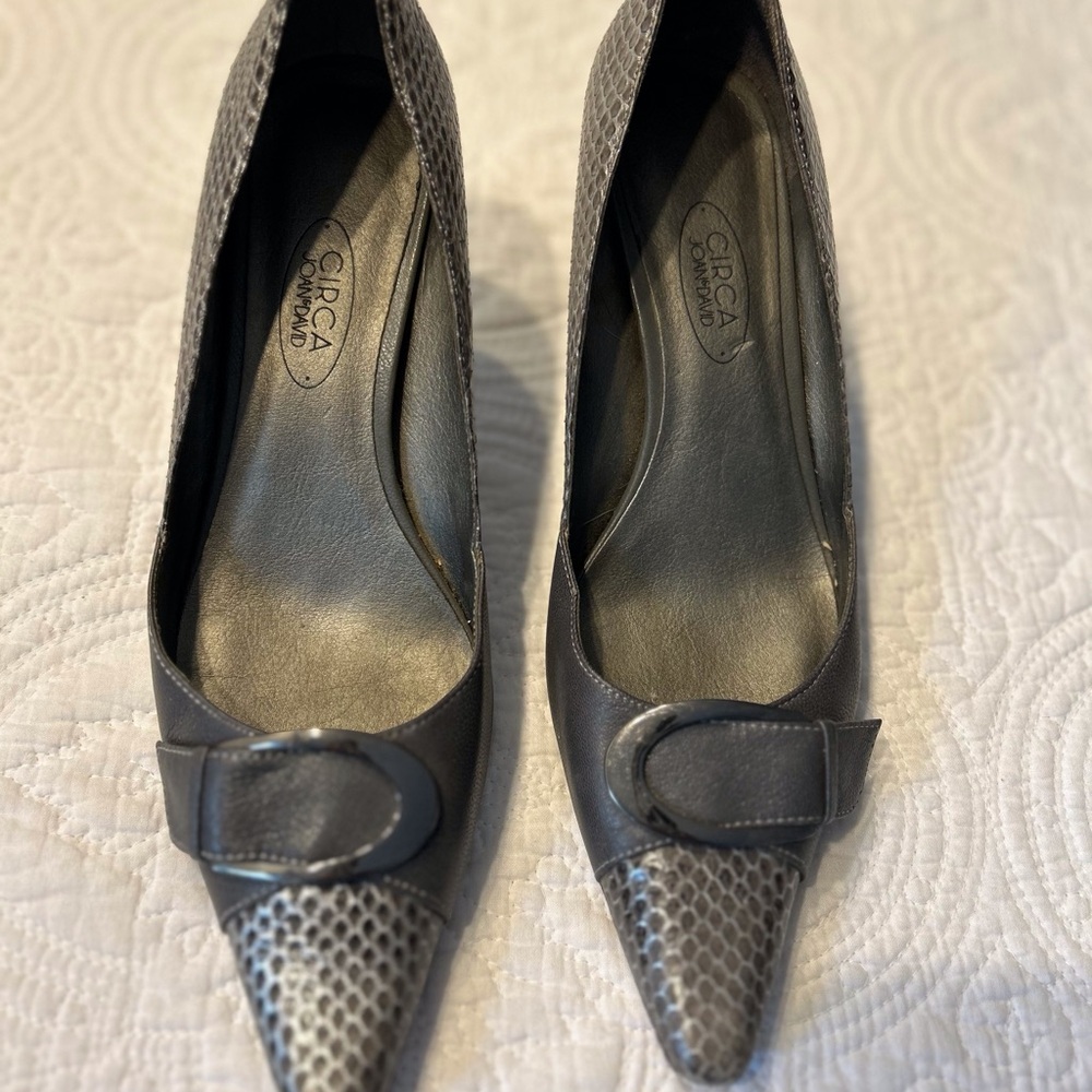 Womens gray pumps